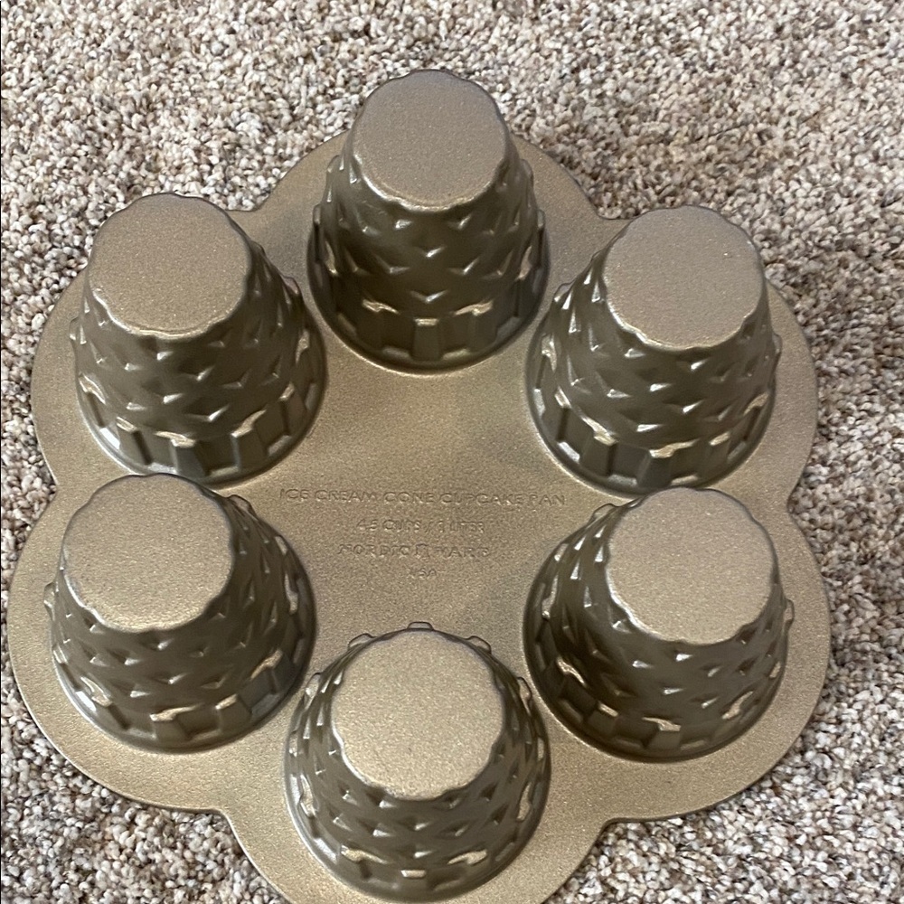 Nordic Ware Non-Stick Ice Cream Cone Cupcake Pan. 4.5 cups. Made in USA. - Picture 8 of 11